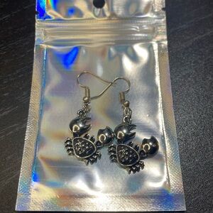 Silver crab earrings 🦀